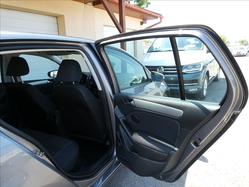 Volkswagen Golf 1,6 MPi 75kW DSG klima - fotka 25 z 40