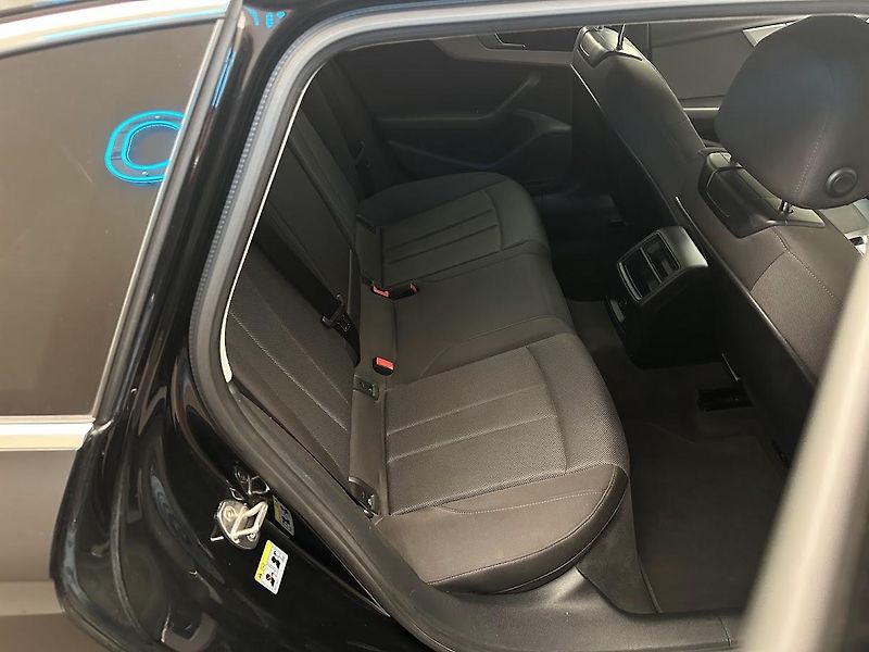 Audi A4 Avant (2021) 30 TDi S-line Bussines S troni - fotka 13 z 21