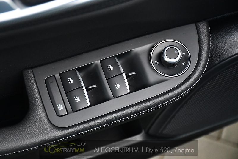 Alfa Romeo Giulia 2.0T 16V 206kW VELOCE AT8 Q4 - fotka 24 z 49