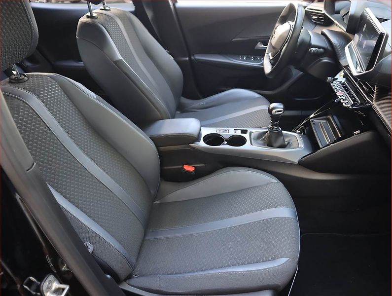Peugeot 2008 (2020) Active 1.2 PureTech, Kůže - fotka 9 z 20
