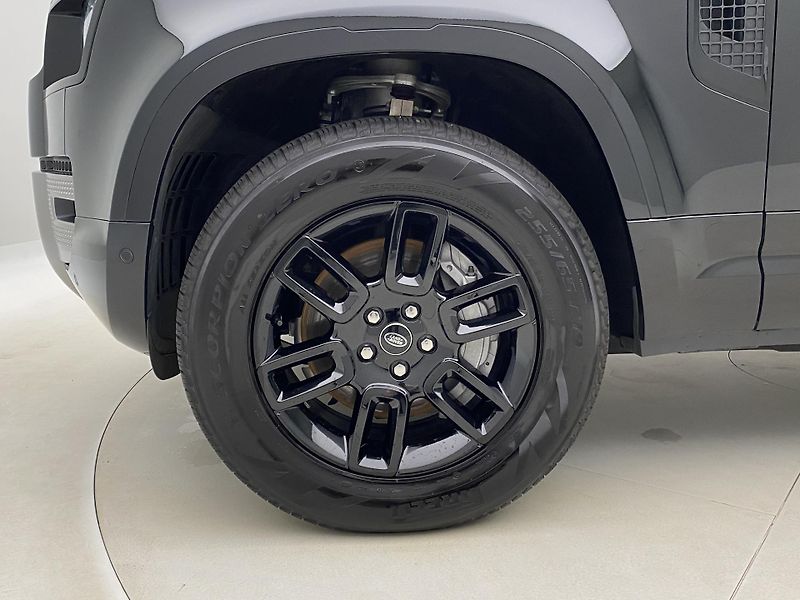 Land Rover Defender 110 D300 X-DYNAMIC SE AWD CZ - fotka 32 z 46
