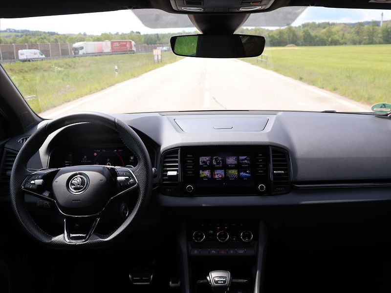Škoda Karoq 2,0 TDI DSG Sportline 4x4 DPH - fotka 25 z 39
