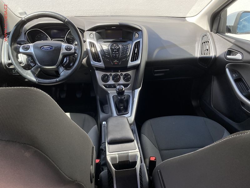 Ford Focus (2011) 1.6i, AC, temp, tažné - fotka 8 z 17