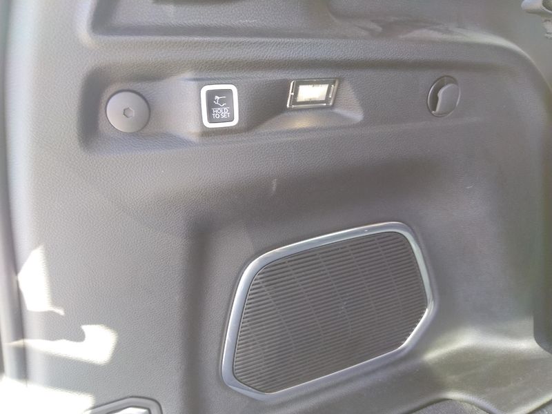 Jeep Grand Cherokee L 3.6 V6 Limited 7 míst. - fotka 23 z 28
