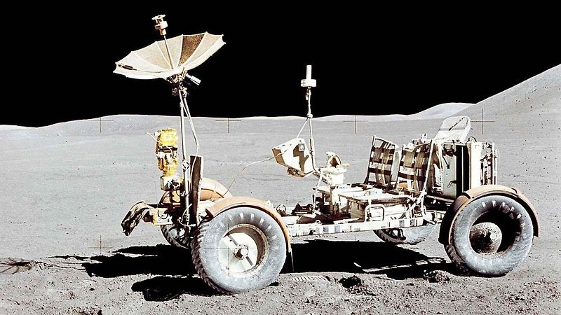LRV a kosmonaut na povrchu Měsíce.