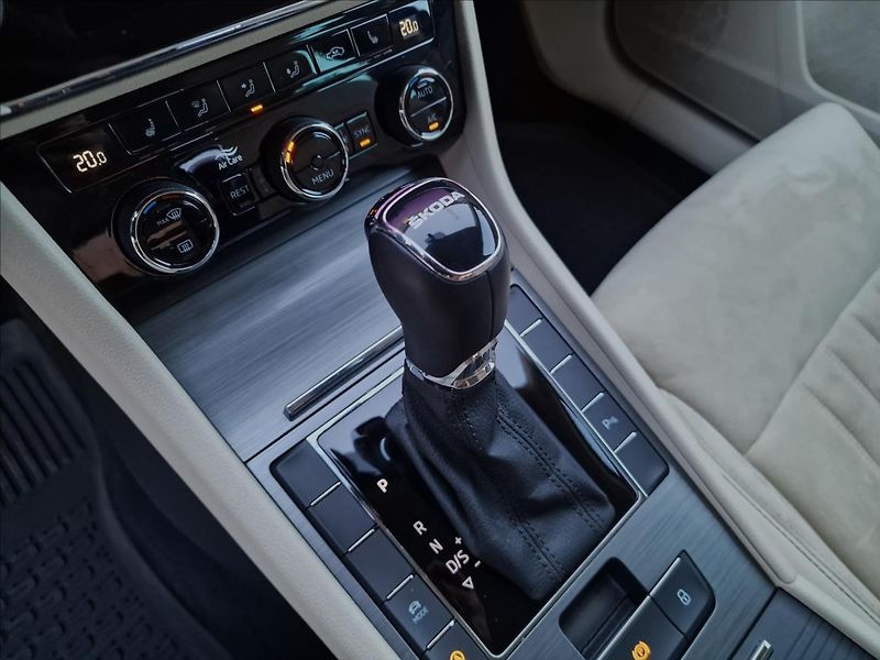 Škoda Superb 2.0TDI DSG Style,ČR,1.Majitel - fotka 35 z 50