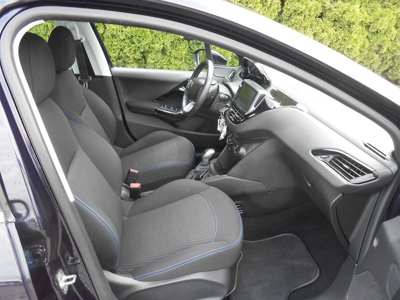 Peugeot 208 NAVIGACE,CHROM,LED!! - fotka 17 z 42