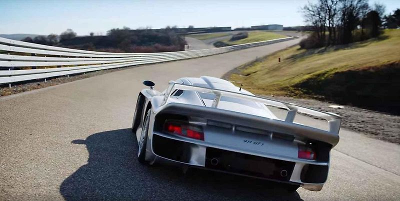 Porsche 911 GT1.
