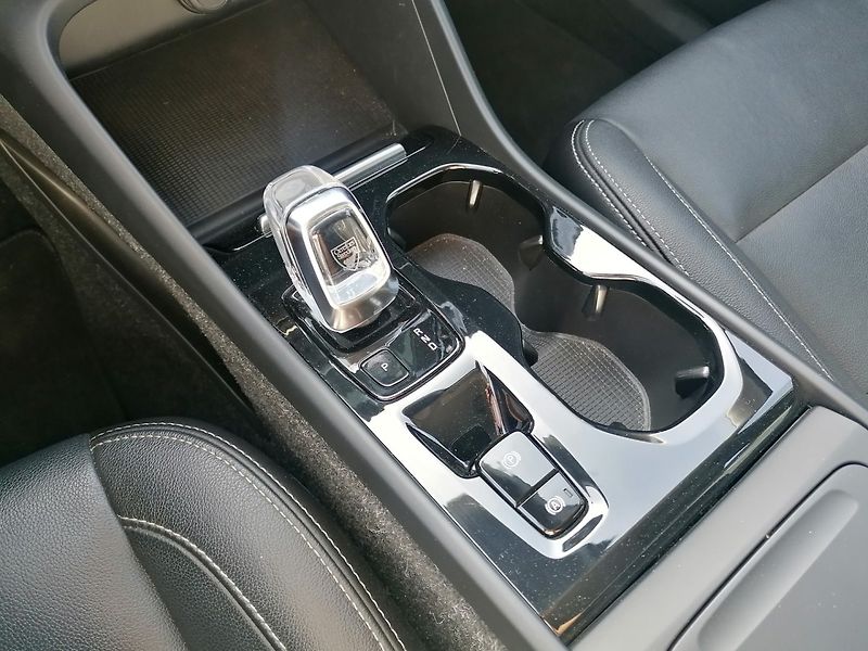Volvo XC40 (2019) 2.0 T4 AWD INSCRIPTION ČR - fotka 11 z 39