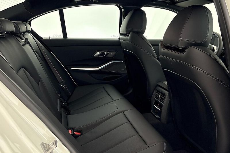 BMW Řada 3 330e xDrive - fotka 11 z 24