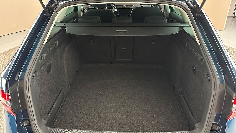 Škoda Superb 2.0 TDI DSG Ambition Combi - fotka 17 z 26