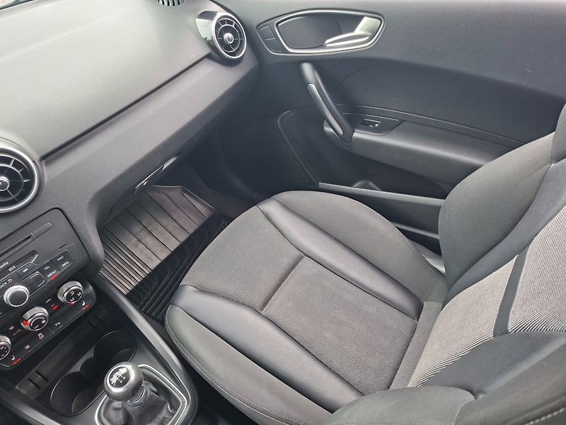 Audi A1 (2011) 1.2TFSi 63kW S-LINE -NOVÉ V ČR - fotka 12 z 34