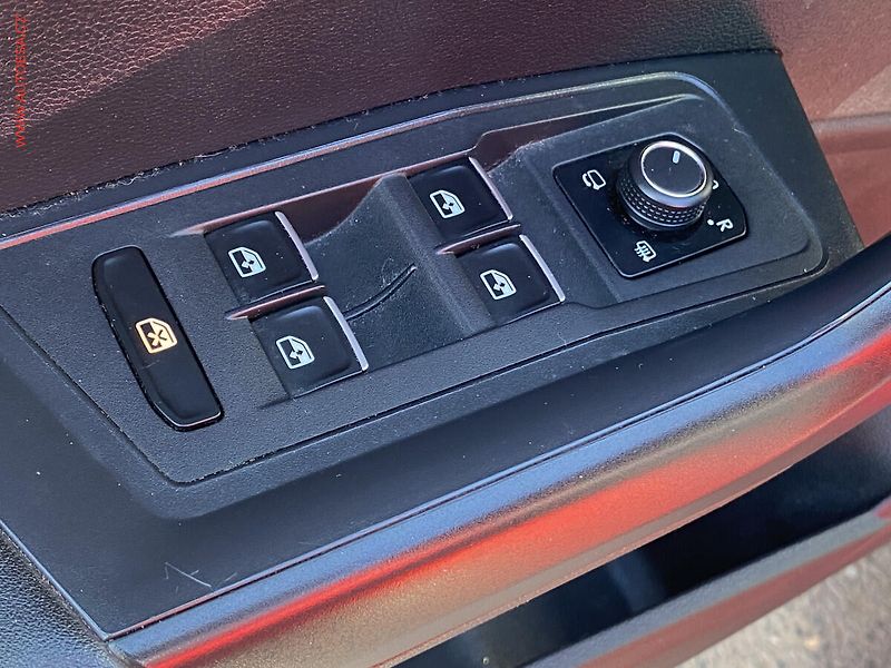 Volkswagen T-Roc (2019) 1.5 TSi, R-Line, LED, panor - fotka 11 z 18