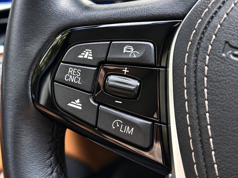 BMW Řada 5 2,0 530i xDrive Luxury Line - fotka 21 z 40
