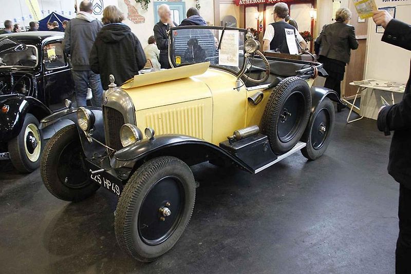 Před 100 lety francouzská automobilka začala výrobu třímístného vozu s dvěma sedadly vpředu a jedním umístěným uprostřed vzadu. Podle tvaru rozmístění sedaček se mu začalo říkat jetelíček nebo trojlístek, francouzsky Tréfle. Foto: Wikimedia Commons, Lione