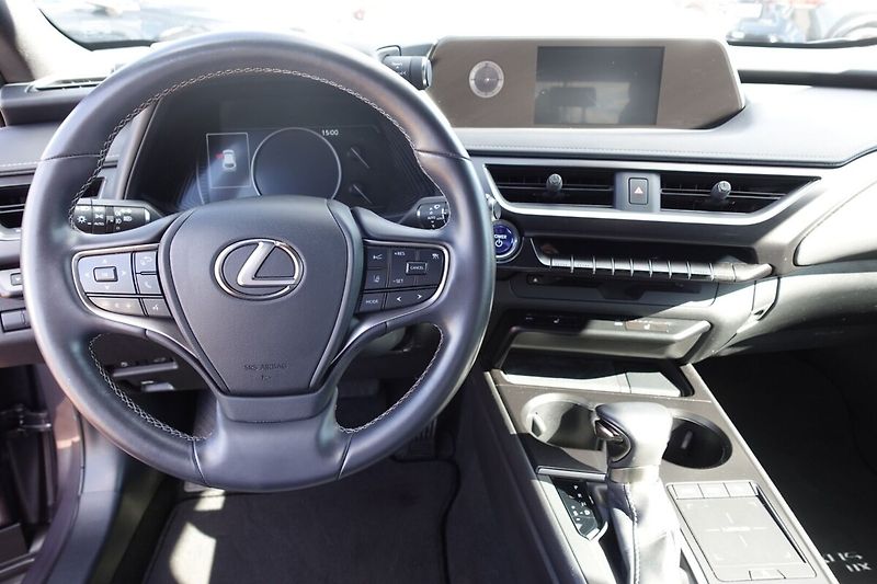 Lexus UX 250h 2,0HSD Special Edition - fotka 17 z 32