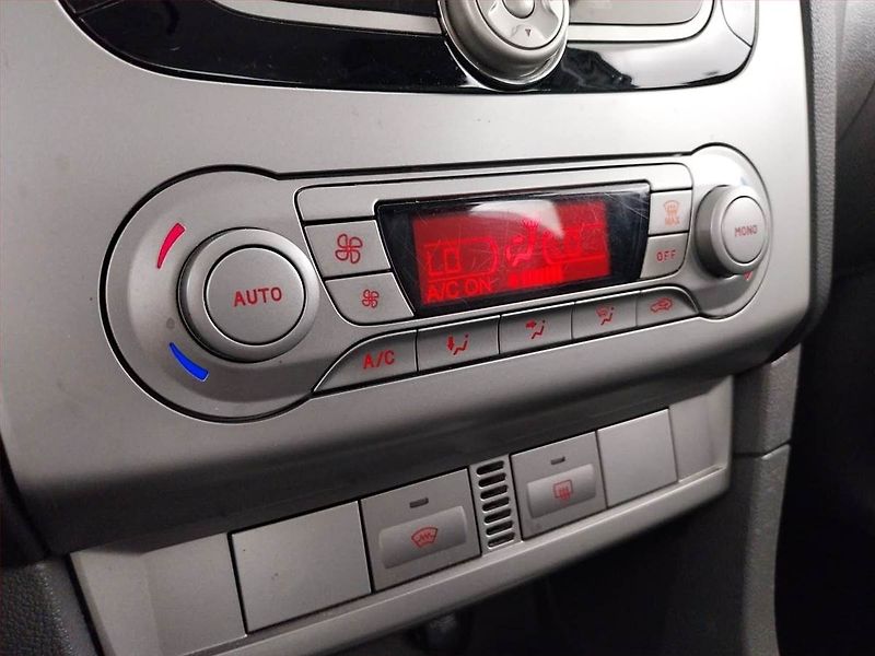 Ford Focus (2010) 1.6 16V, po STK, servisované - fotka 13 z 16