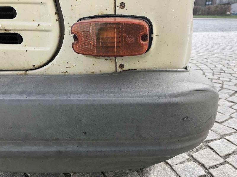 Tenhle Trabant je jeden z posledních vyrobených – únor 1990.