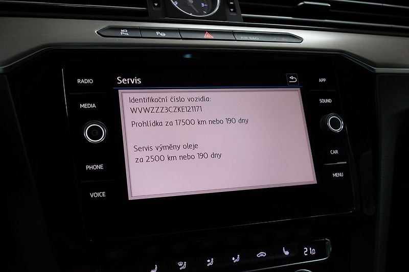 Volkswagen Passat 2.0 TDI 110*DSG*KAMERY360*ACC* - fotka 31 z 43