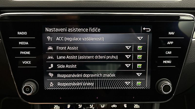 Škoda Superb 2.0 TDI DSG 4x4 L&K - fotka 29 z 32
