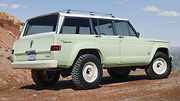 Wagoneer tak má o 13 centimetrů delší rozvor, zbrusu nové nástavce blatníků a samozřejmě moderní off-road pneumatiky. Originální plechové disky přitom musely být k nazutí velkých gum upraveny. Pod kapotou je 5,7litrový osmiválec.