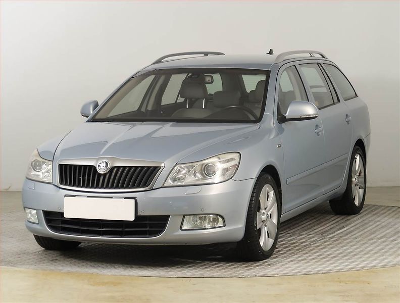 Škoda Octavia (2009) Laurin&Klement 2.0 TDI, Xenony - fotka 2 z 25