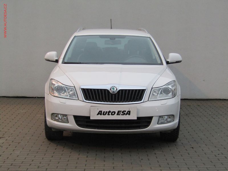 Škoda Octavia (2012) 2.0 TDi, Elegance, DSG, xenon - fotka 2 z 19