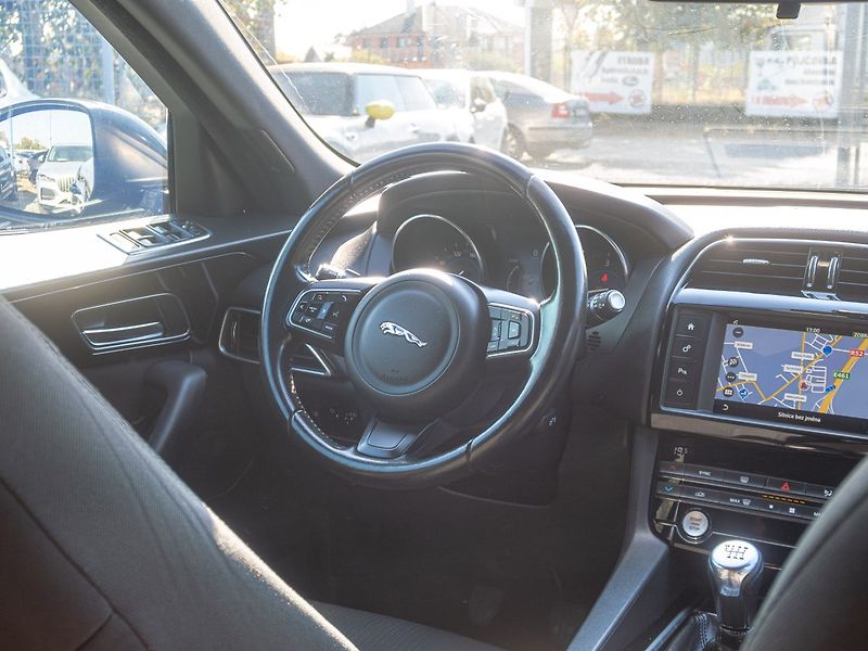 Jaguar F-Pace (2016) 2.0D 132KW – NAVIGACE - fotka 13 z 46