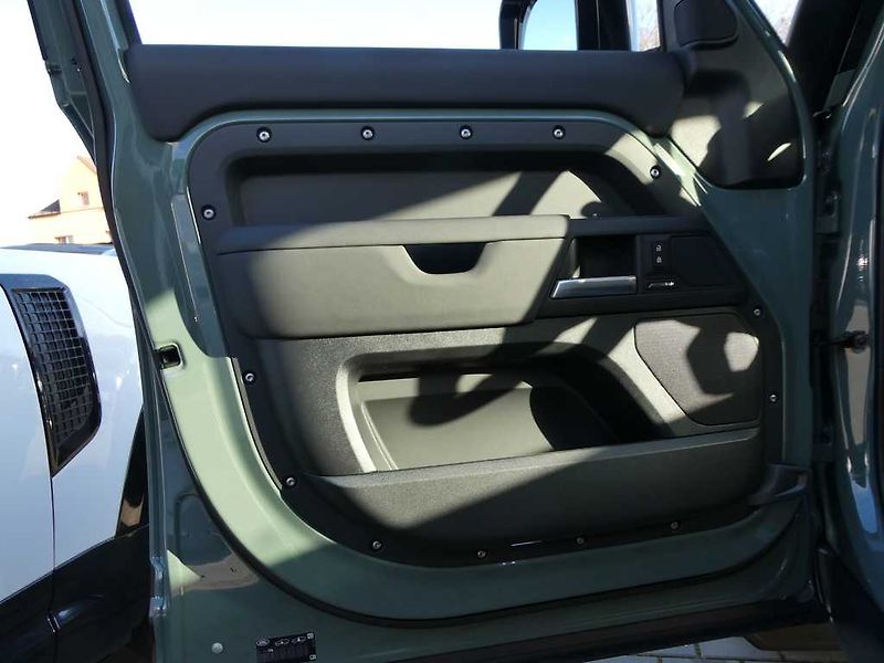 Land Rover Defender (2026) 110 3,0 TROPHY EDITION D350 - fotka 16 z 47