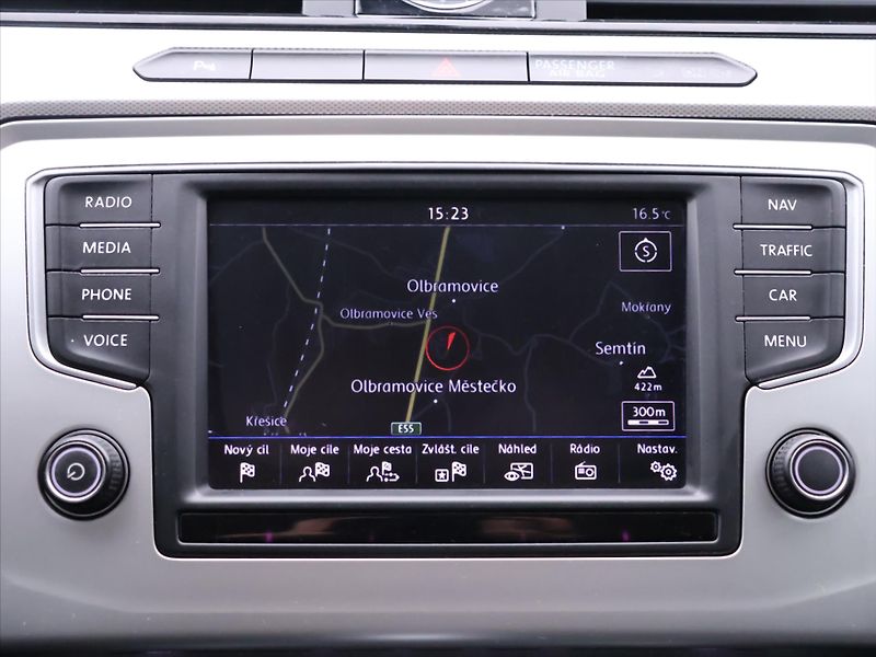 Volkswagen Passat 2,0 TDI 110kW DSG Comfort Navi - fotka 20 z 31