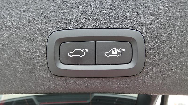Volvo XC40 B3 PLUS DARK - fotka 21 z 23