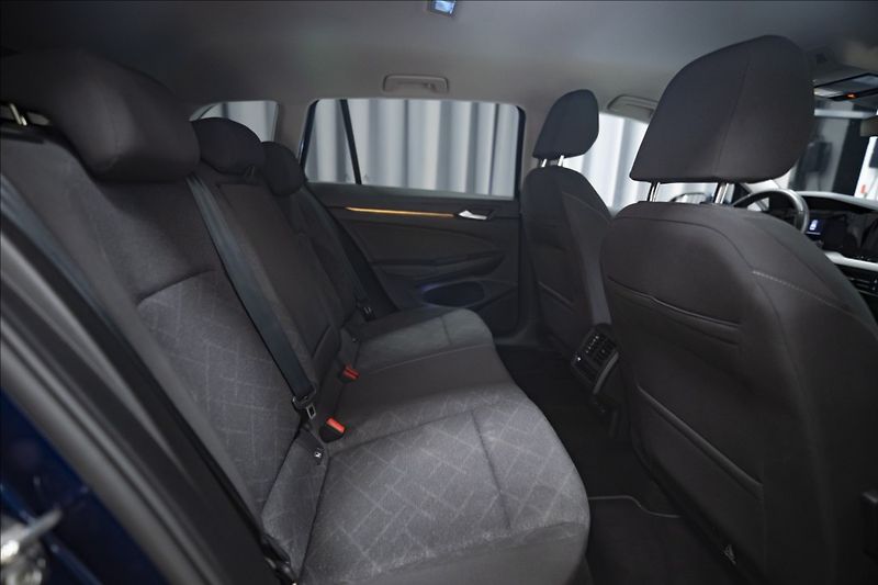 Volkswagen Golf 1,5 eTSI DSG KAMERA VÝHŘEV ČR - fotka 12 z 44