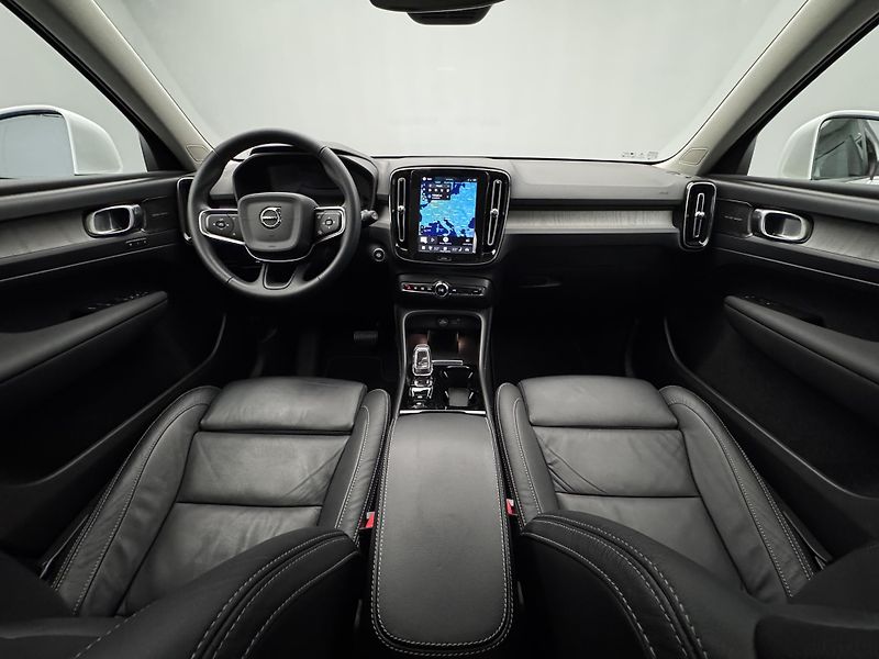 Volvo XC40 B4 AWD ULTIMATE CZ - fotka 2 z 49