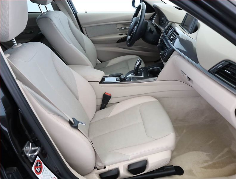 BMW Řada 3 (2013) Modern Line 320 d xDrive, 4X4 - fotka 7 z 15