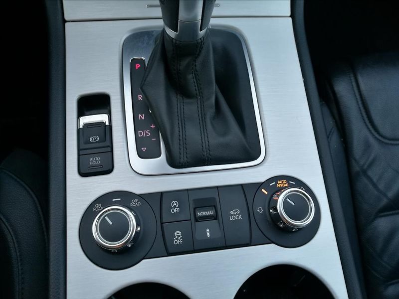 Volkswagen Touareg 3,0 TDI V6 Tiptronic - fotka 10 z 27