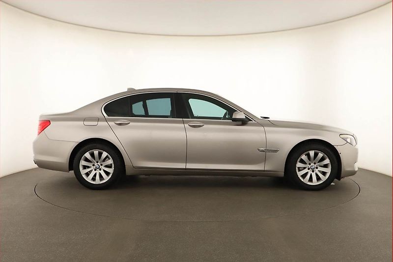 BMW Řada 7 (2010) 740d xDrive, 4X4, Automat - fotka 6 z 22