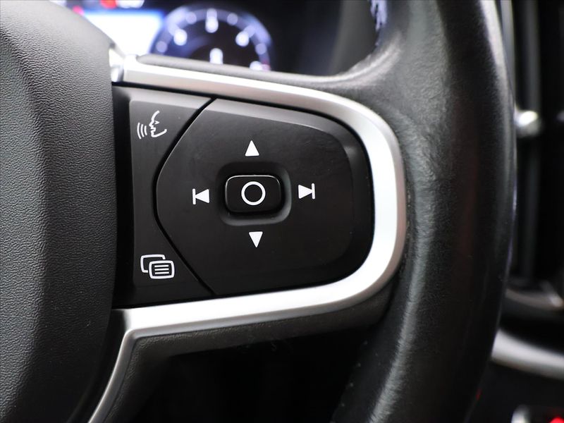Volvo XC60 2,0 B4 Drive-E MomentumPro AWD - fotka 19 z 28