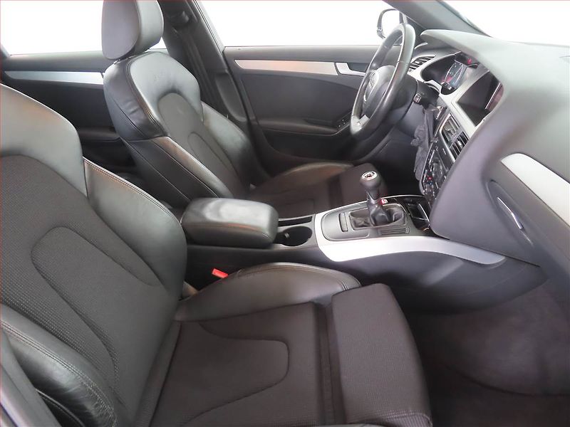 Audi A4 (2011) S-Line 2.7 TDI, Xenony - fotka 9 z 14