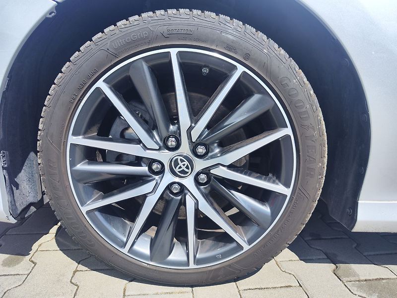 Toyota Camry 2.5 HEV/160kW Executive e-CVT - fotka 33 z 35