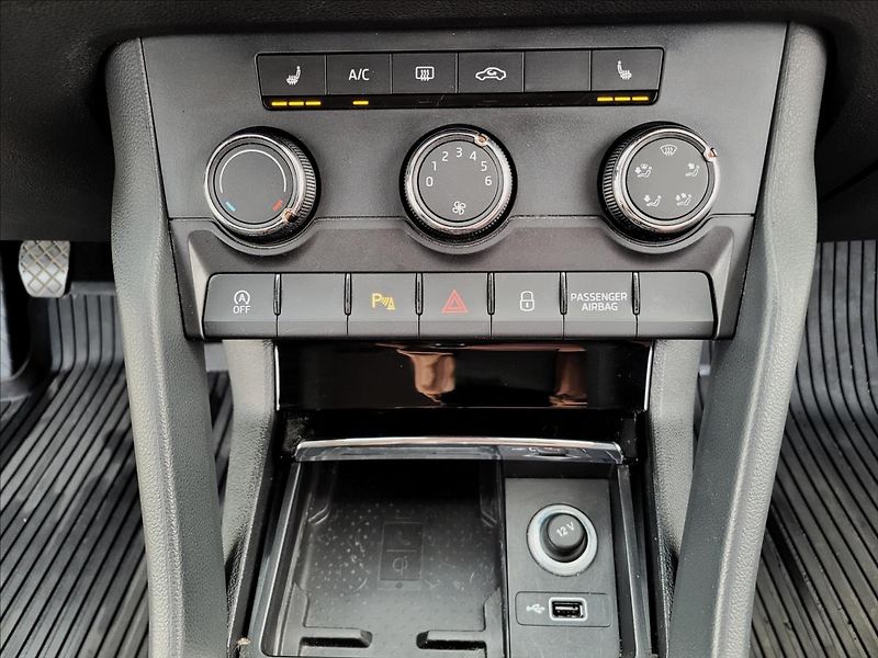 Škoda Karoq 1,6 tdi,navi,výhřev,klima,alu - fotka 36 z 50