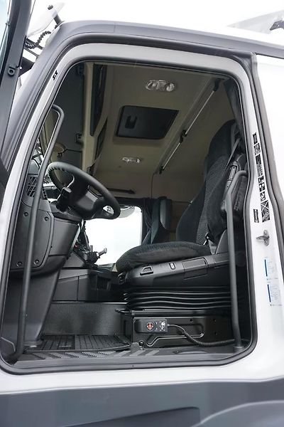 Mercedes-Benz Actros (2019) 2553 6x2 chlaďák + HČ EURO 6 - fotka 13 z 19
