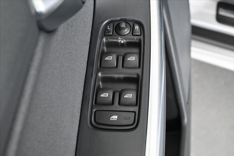 Volvo XC60 2,4 D5 133 kW AT6 AWD Záruka a - fotka 24 z 28