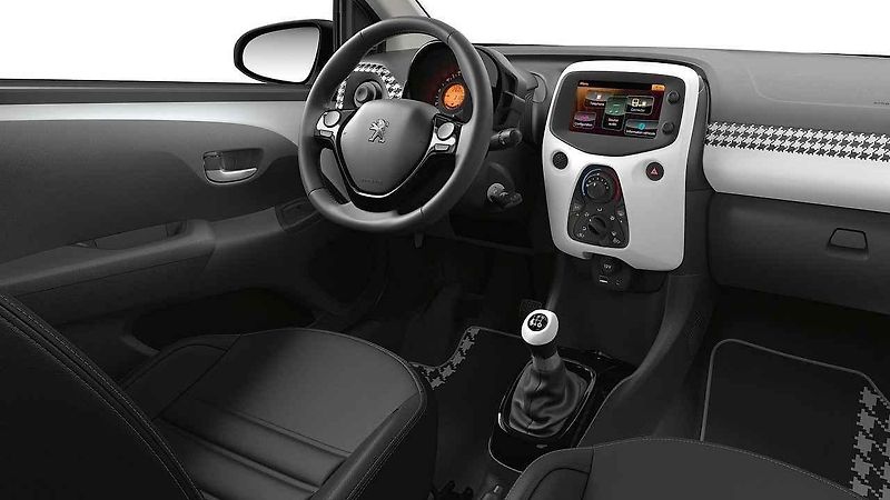 Fiat 500 nabízí i tuto variantu interiéru s příplatkem 37 000 Kč