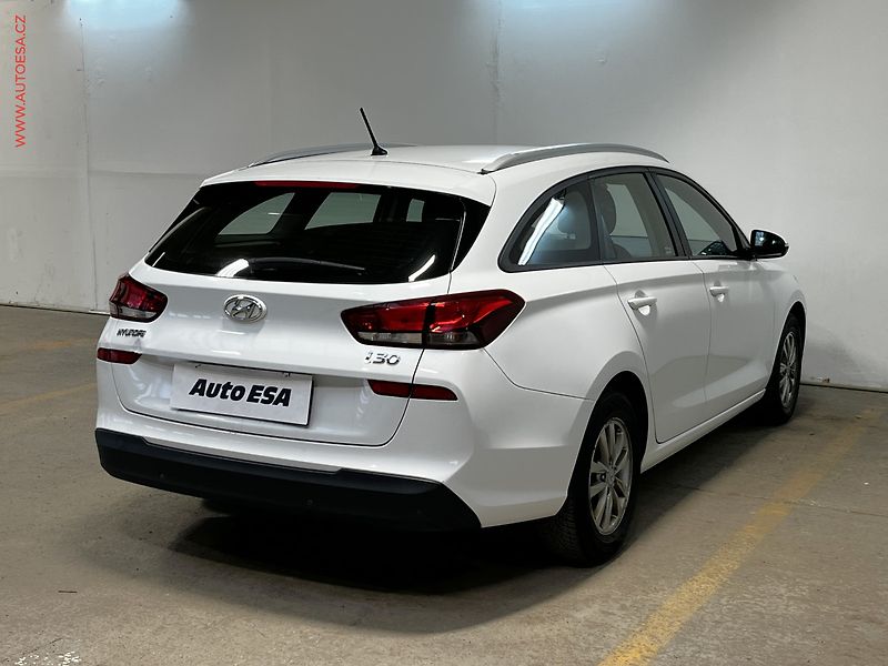 Hyundai i30 (2018) 1.4 T-GDi, 1.maj,ČR, Trikolor - fotka 4 z 16