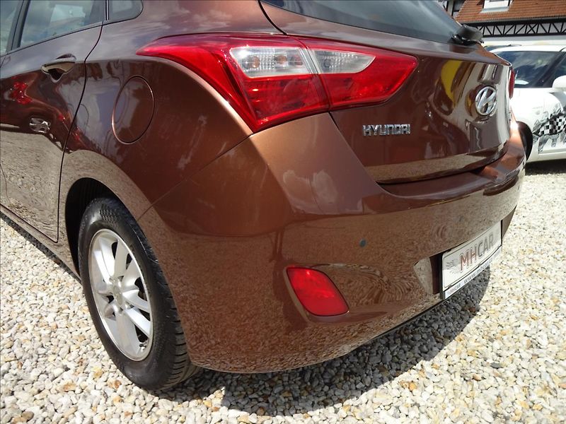 Hyundai i30 1,6i 88kW - fotka 13 z 48