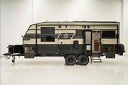 Karavan Vacationer Caravans Enduro X kombinuje luxus, prostor pro rodiny i schopnost zvládnout náročný terén.