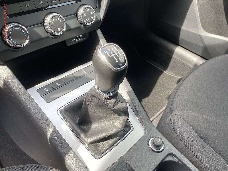 Škoda Octavia (2019) 1.5 TSi, ČR, Active, park. - fotka 16 z 17
