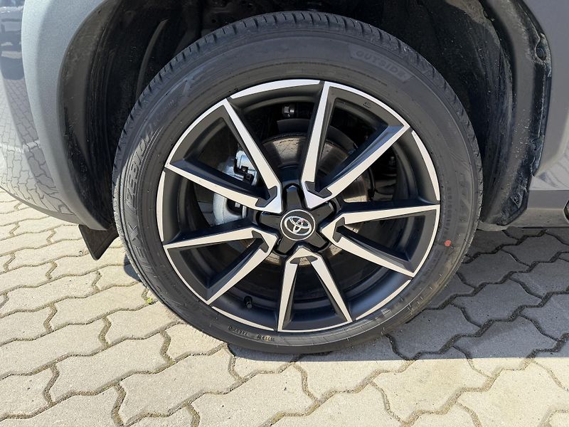 Toyota Yaris Cross (2025) 1.5 HEV 130k 4x2 GR SPORT - fotka 12 z 16