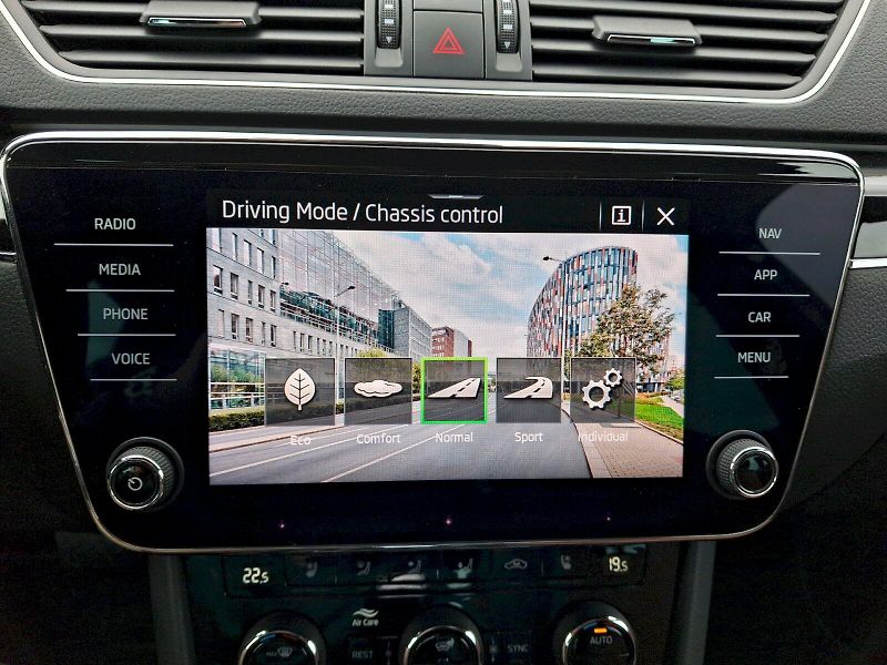 Škoda Superb (2023) Combi L&K DSG 2,0TDi 147kW - fotka 27 z 35