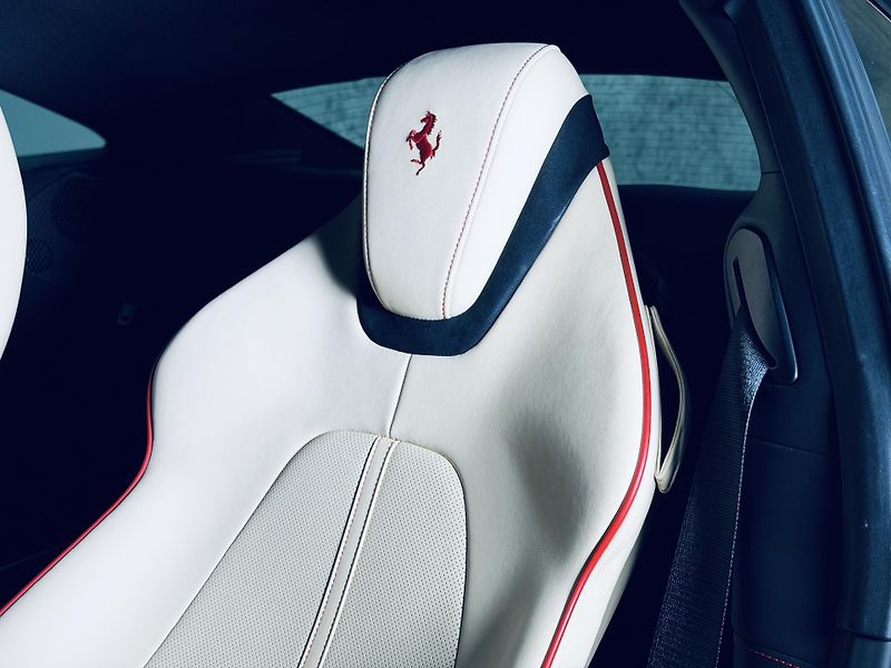 Ferrari Roma (2021) FULL CARBON MAX VÝB ZÁRUKA - fotka 26 z 30